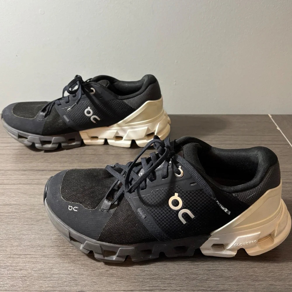 On Cloud On Running‎ Women's Cloudflyer 4 Sneakers Black White Size 8